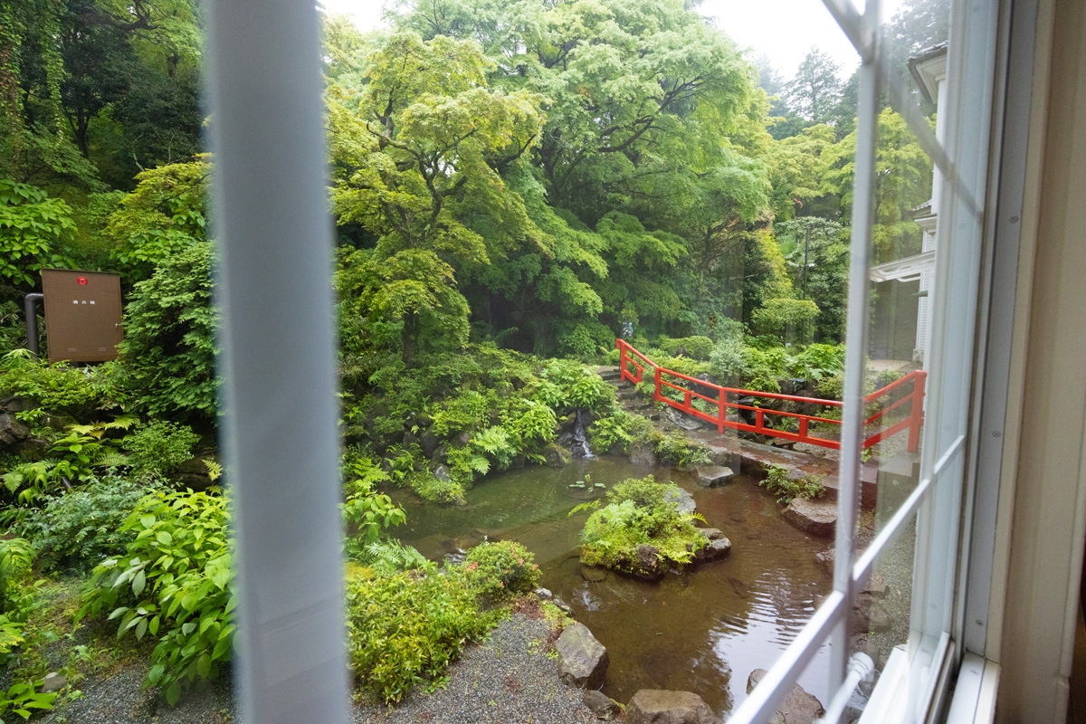 館内から眺める庭園